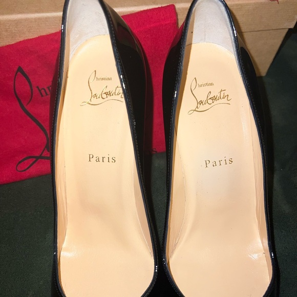 Never Worn! Louboutin Simple Pumps - Picture 4 of 12